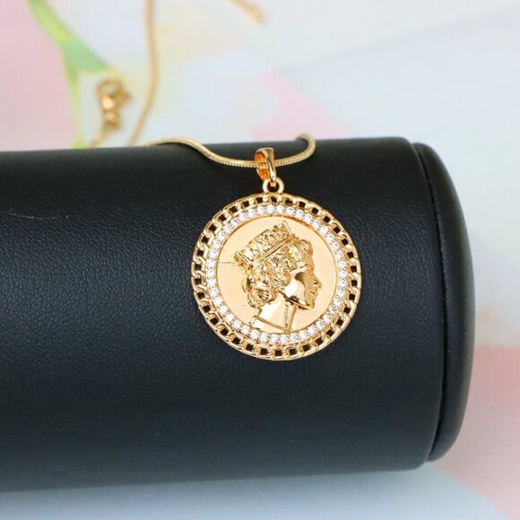 "Rose Gold Coin Pendant with Queen Profile and Iced Border, XPPT1405 - Picture 8 of 13